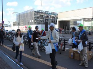 街頭啓発活動を行う期成会メンバー=2015年9月30日、地下鉄福住駅前