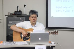 患者を励ます自作の歌を歌う川西先生