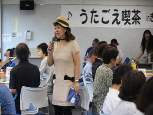 会場を盛り上げる司会の藤容子さん