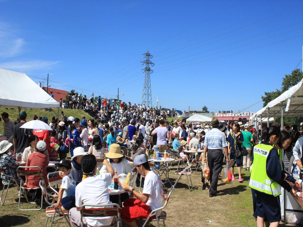にぎわった河川敷の会場