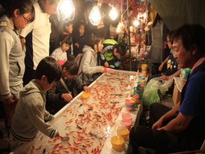 夜店の金魚すくい