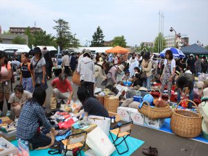 区役所駐車場ではフリーマーケット