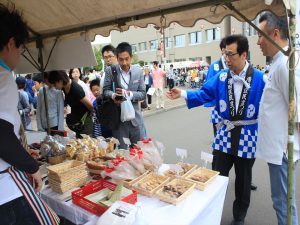 祭りのはっぴを着て、きよたスイーツのテントを視察する秋元市長