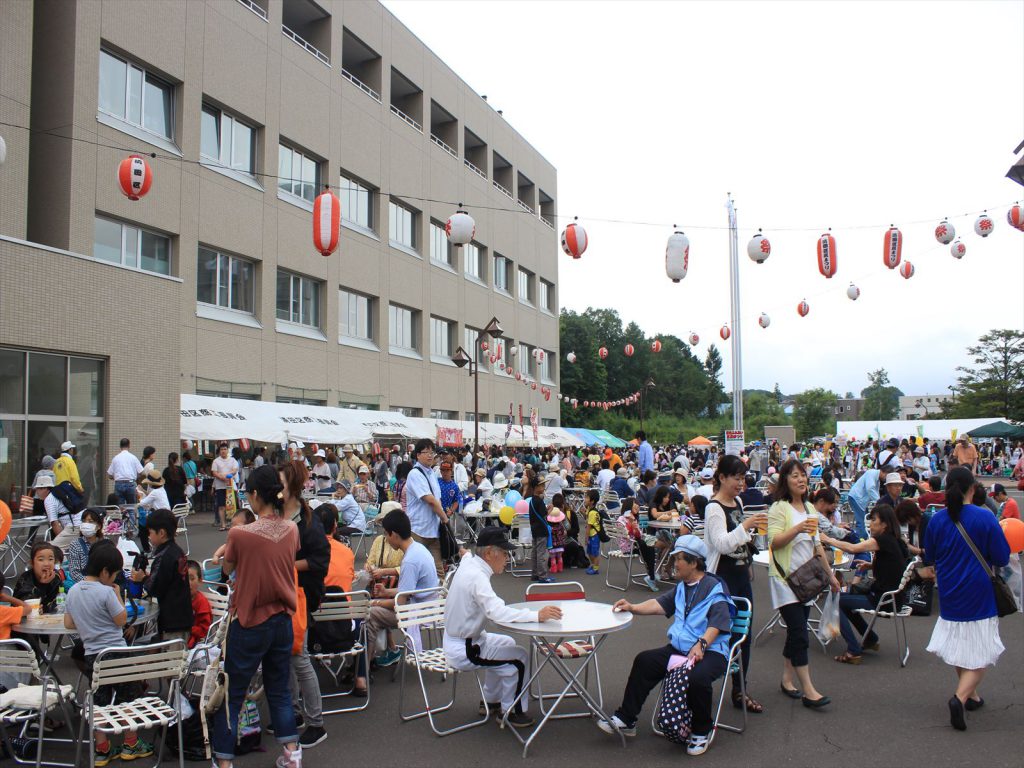 にぎわった第19回清田ふれあい区民まつり=7月30日、清田区役所前