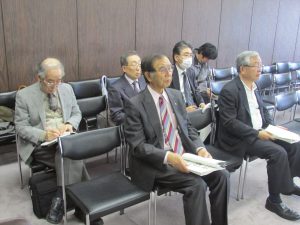 札幌市議会を傍聴する期成会メンバー=2016年5月11日