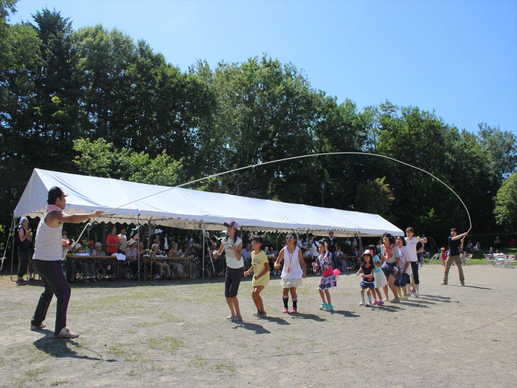 大なわとび。上北野町内会・緑愛合同夏祭り