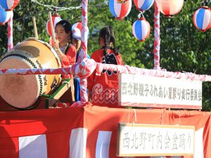 太鼓をたたく子。西北野町内会