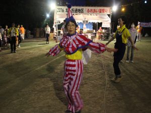 仮装して盆踊りを踊る女性