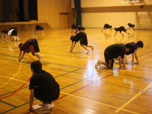 練習は床の雑巾がけから