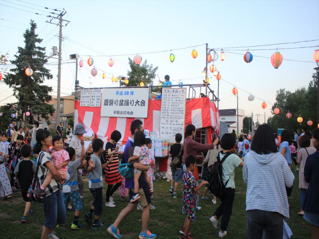 平岡北町内会の夏祭り盆踊り大会=平岡三角公園