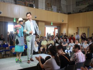 モデルをエスコートするのは、イベントの呼びかけ人で札幌里塚病院の松永先生（右）