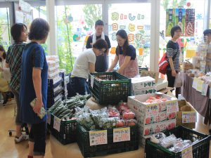 新鮮野菜を販売した上保木青果
