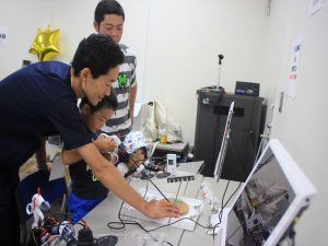 腹腔鏡と縫合の体験をする子供