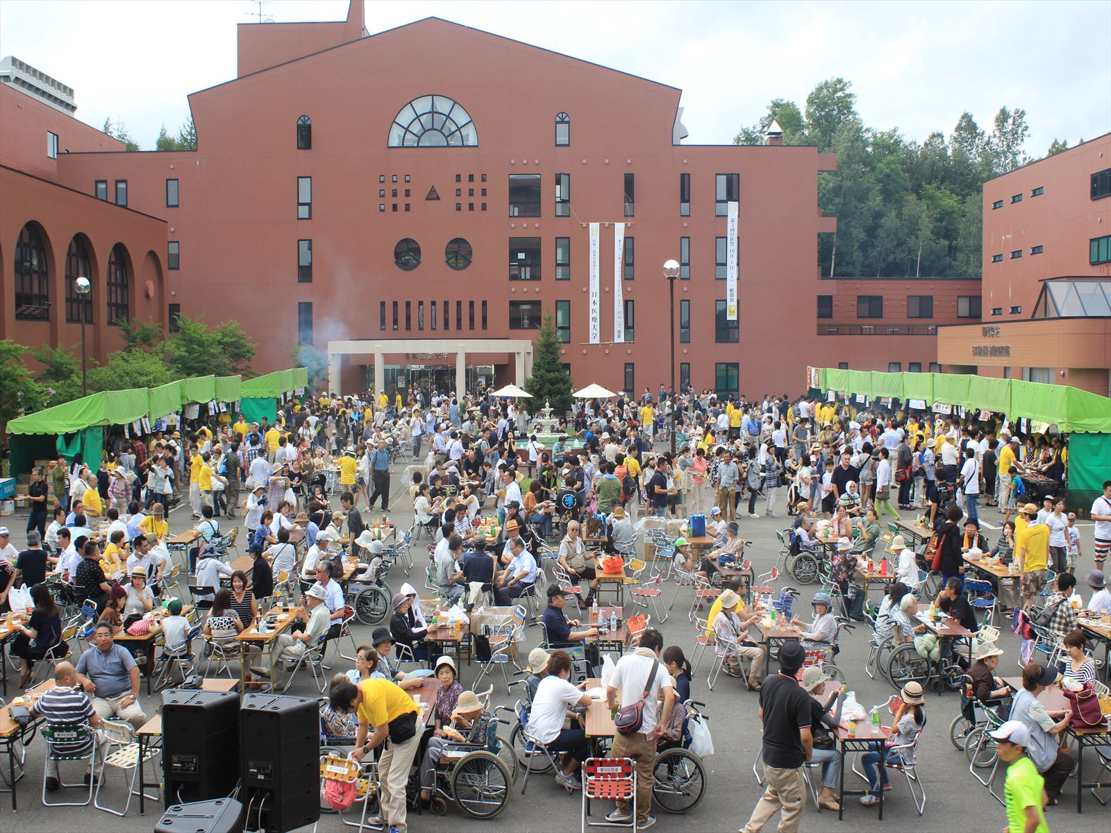 大勢の人でにぎわったアンデルセングルメ祭り=9月3日