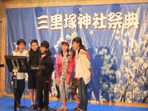 元気な子供たちのカラオケ