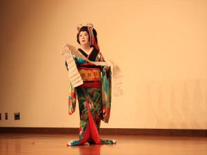 あでやかに踊る