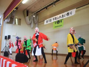笑いを誘うひょっとこ踊り