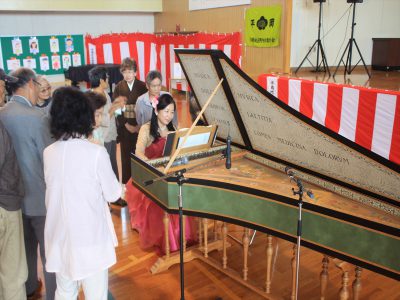 明楽みゆきさんのチェンバロ演奏。珍しそうに近くで楽器を見る地域の人たち