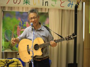 司会と伴奏を務めた泉さん