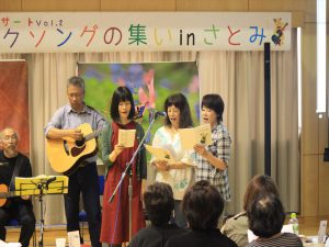 前に出て歌う人も