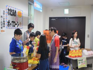 子供会がポップコーンと綿あめ販売