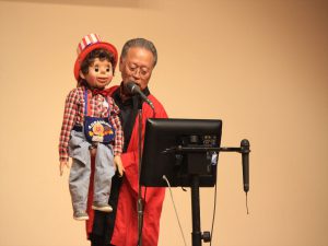 新平岡町内会長の腹話術カラオケ