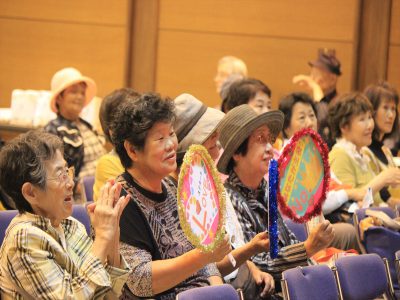 カラオケ大会、客席から熱い声援