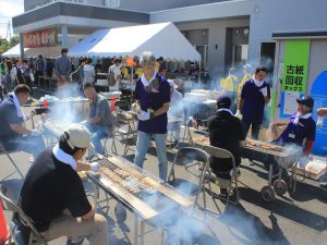 焼き鳥を焼く男性陣