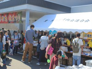 にぎわう模擬店
