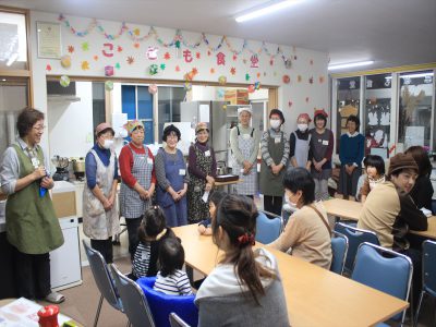 オープン式であいさつするスタッフの皆さん
