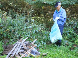 ここにもゴミ＝白旗山登山口駐車場