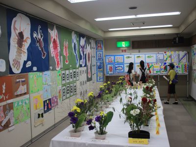 子供たちの生け花や絵画の展示コーナー