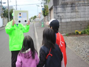 不審者を描いた絵を見て特徴を覚える訓練