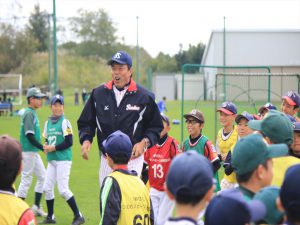 ギャオス内藤さんから指導を受ける野球少年たち